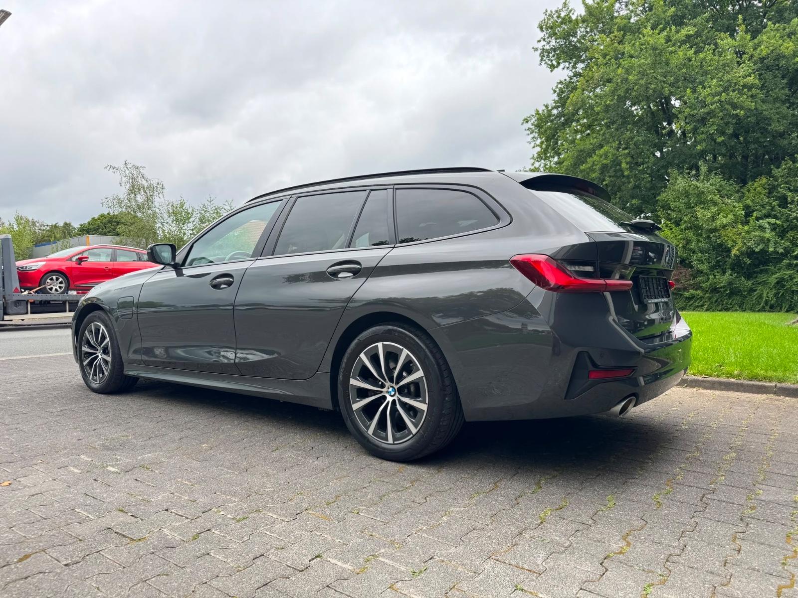 BMW 320e Touring  Advantage