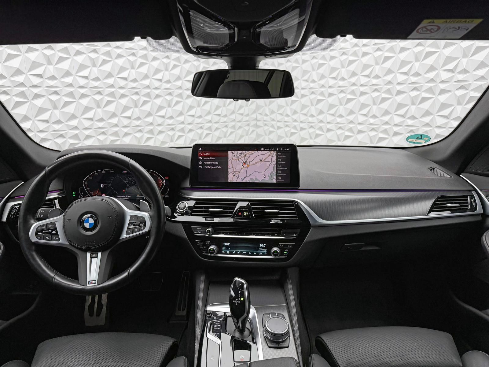 Fahrzeugabbildung BMW 520d M-PAKET/LASER/ACC/PANO/HUD/HIFI/RCAM/KEYLES