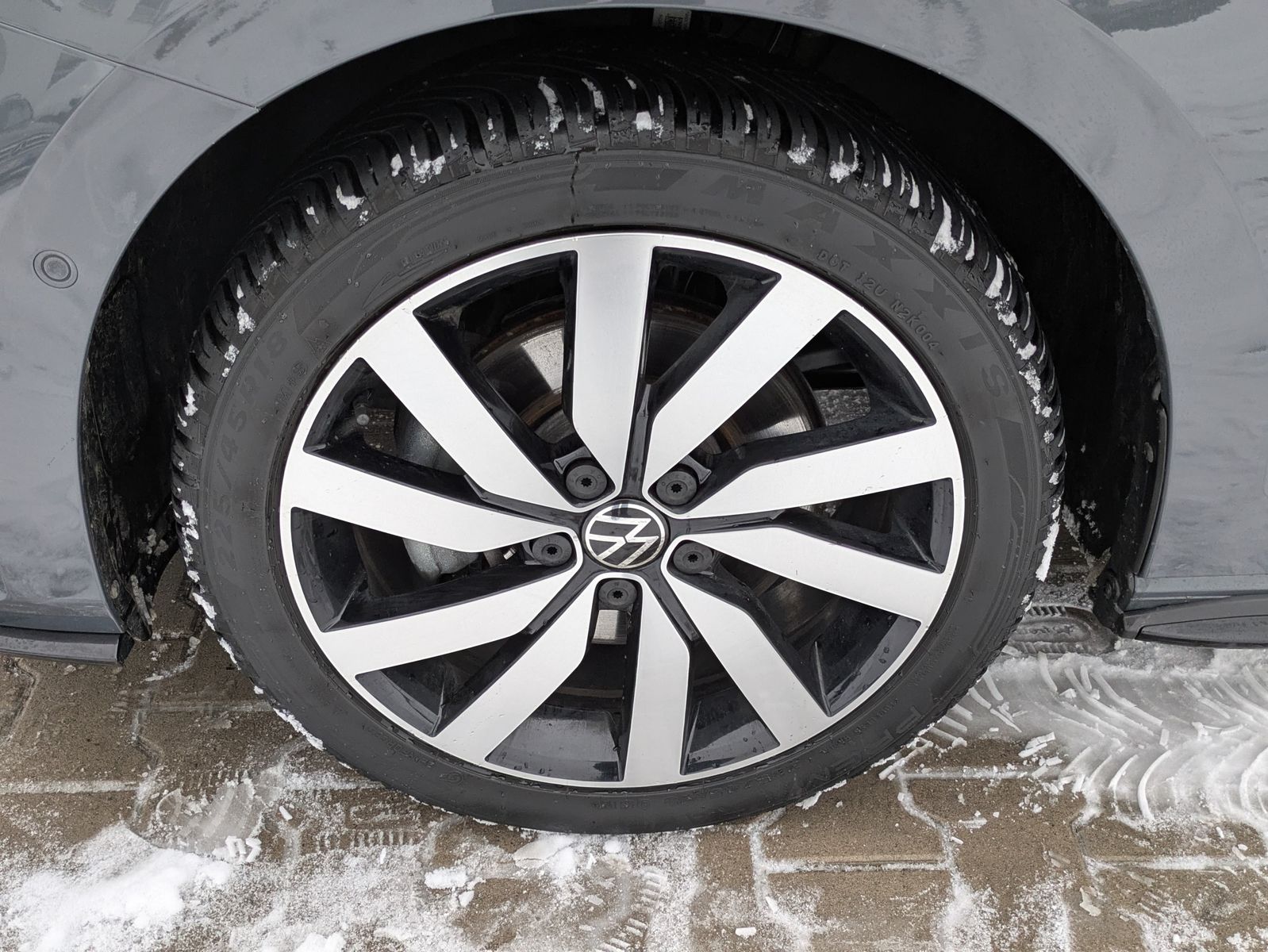 Fahrzeugabbildung Volkswagen Touran 2.0 DSG R-Line High BLACK Pano 7Si IQ AHK