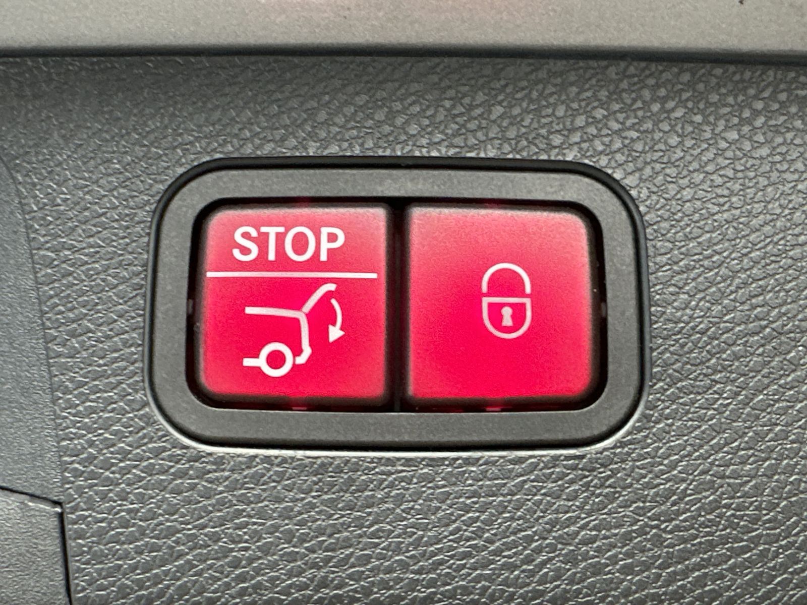 Fahrzeugabbildung Mercedes-Benz E 300de T AMG-Line NAV+LED+PANO+BURMESTER+DISTRO