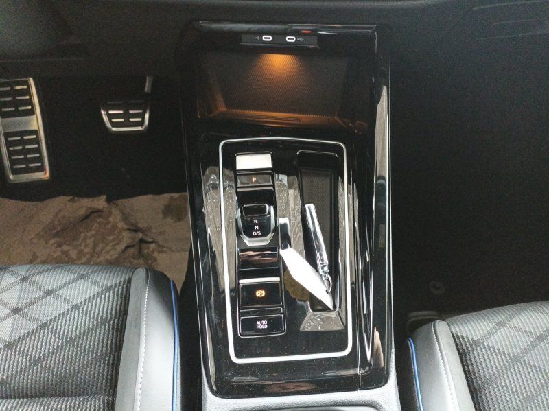 Fahrzeugabbildung Volkswagen Golf Var. VIII  1.5 eTSI DSG R-Line