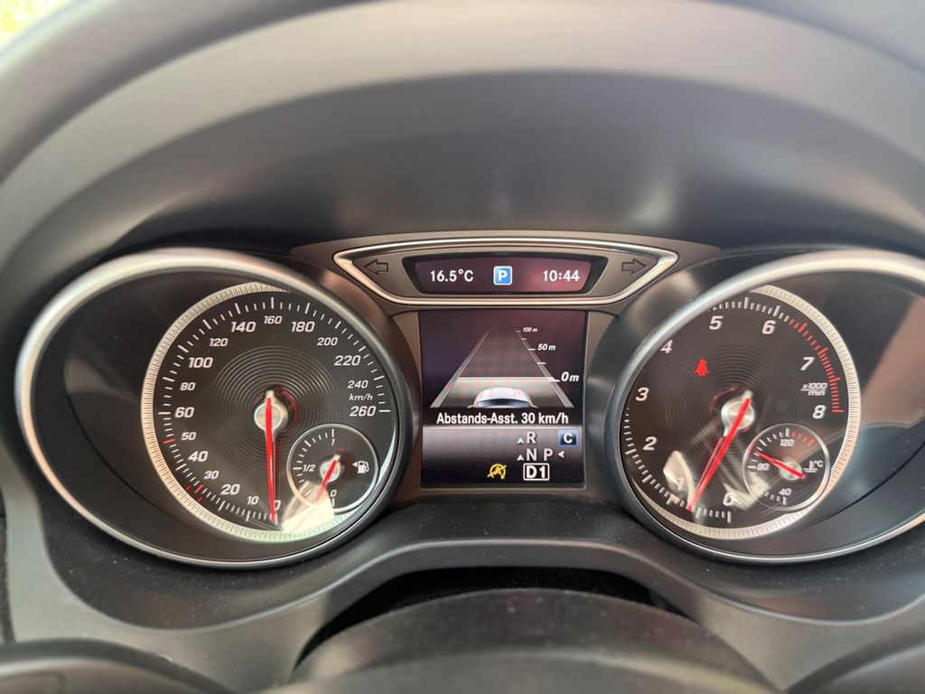 MERCEDES-BENZ CLA 220 4MATIC/SB/PANO/DISTRONIC+ MERCEDES-BENZ CLA 220 4MATIC/SB/PANO/DISTRONIC+