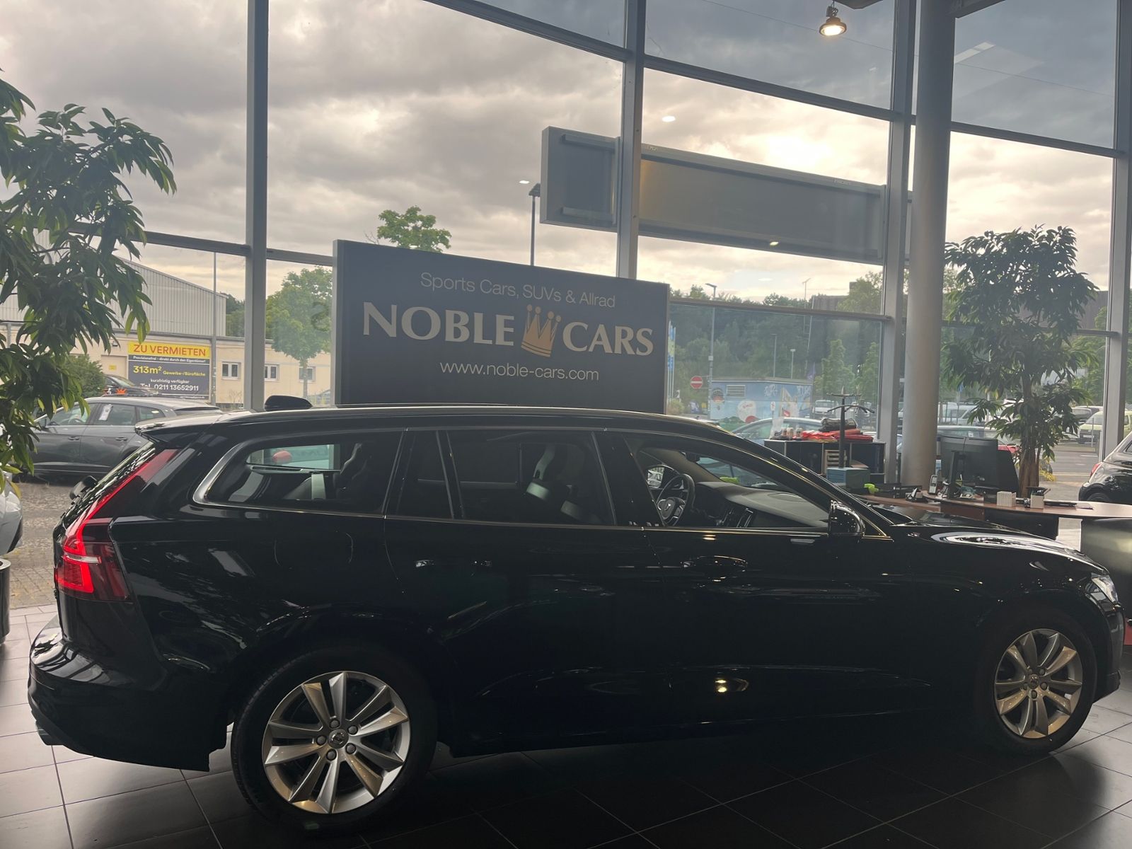 Fahrzeugabbildung Volvo V60 Kombi Momentum Pro LED NAVI ALU