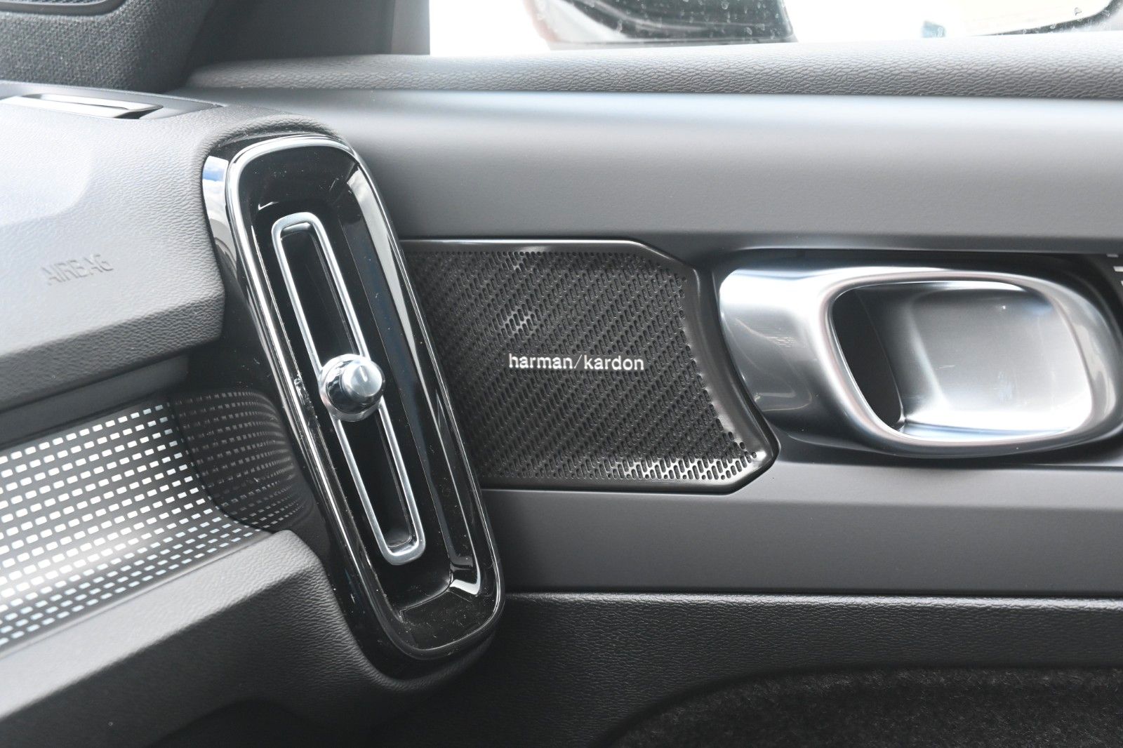 Fahrzeugabbildung Volvo XC40 B4 DKG Ultra Dark*PANO*360°*ACC*AHK