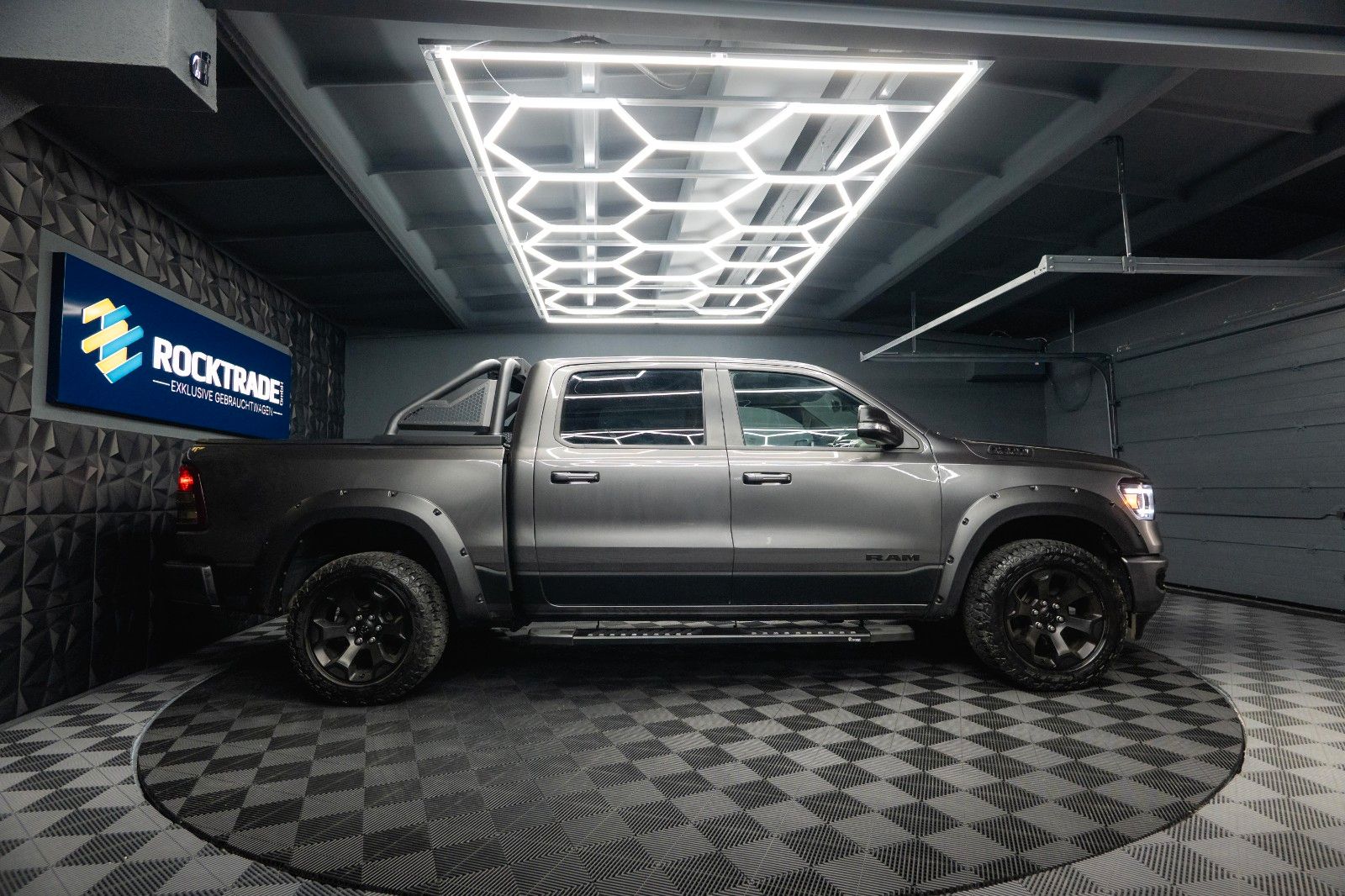 Fahrzeugabbildung Dodge RAM 5.7 V8 HEMI 4x4 OFFROAD NIGHT-Edition LED