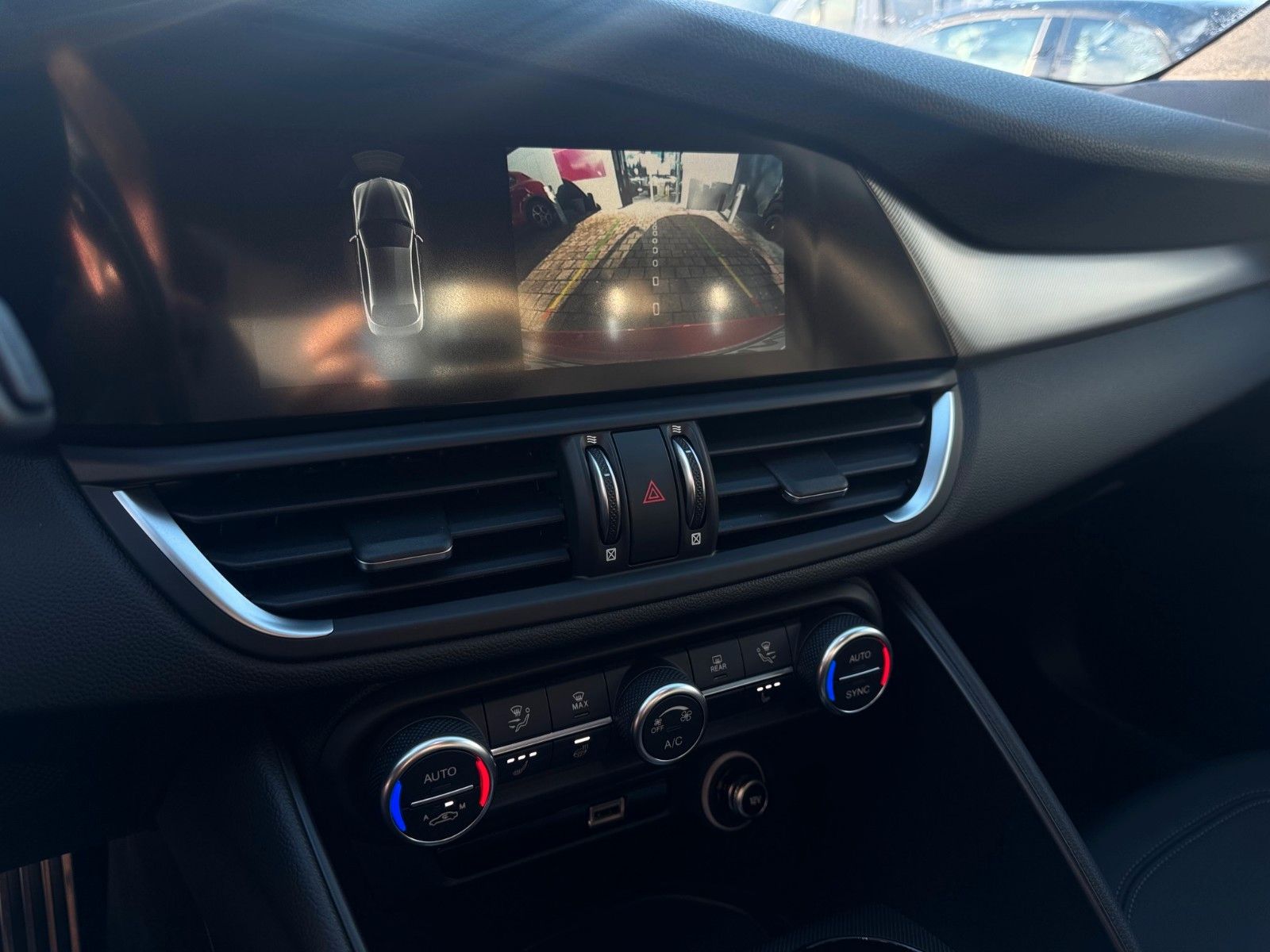 Fahrzeugabbildung Alfa Romeo Giulia Veloce 2.0 280PS Q4 Navi Kamera Memory