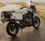Triumph Tiger 1200 Alpine mit Seitenkoffersatz.