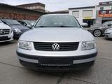 Volkswagen Passat 1.6 Limousine/Schiebdach/Guter Zustand - Volkswagen Passat mit Benzin-Antrieb: Limousine, 1.6