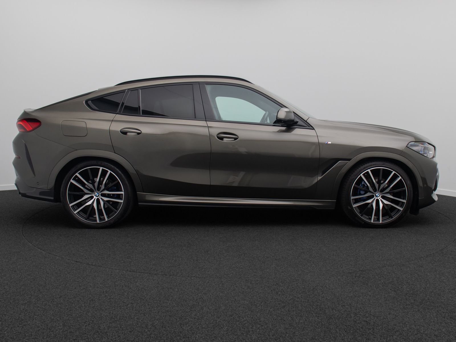 Fahrzeugabbildung BMW X6 xD40i M Sport 360°DAB Panorama Individual 22"