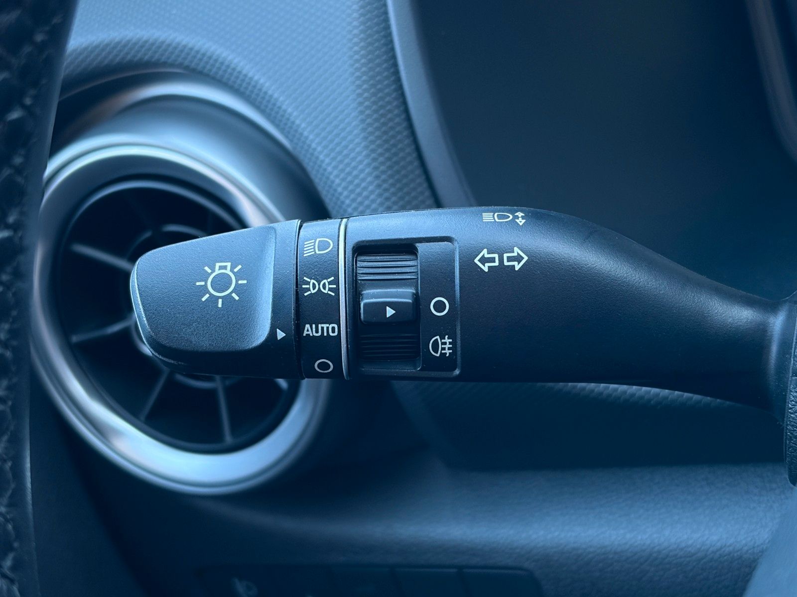 Fahrzeugabbildung Hyundai KONA E Select ACC PDC LFA LKA SHZ LHZ CarPlay