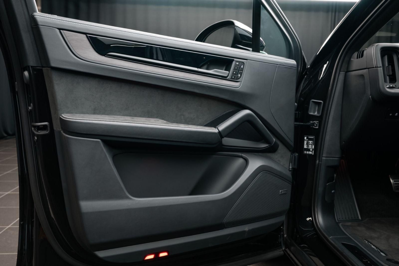 Fahrzeugabbildung Porsche Cayenne Coupé GTS REAR AXLE/HUD/360/PASS DISPL