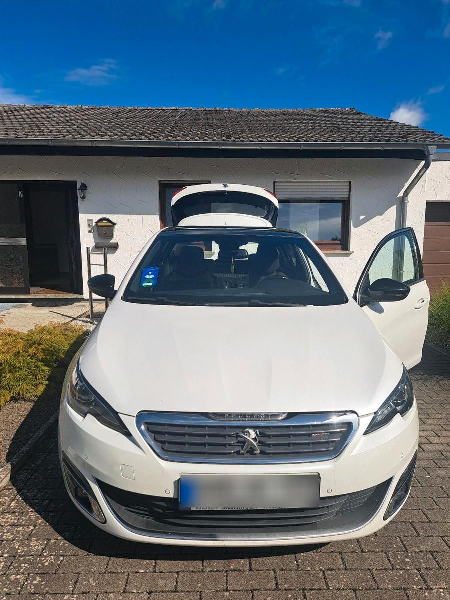 Peugeot e-308