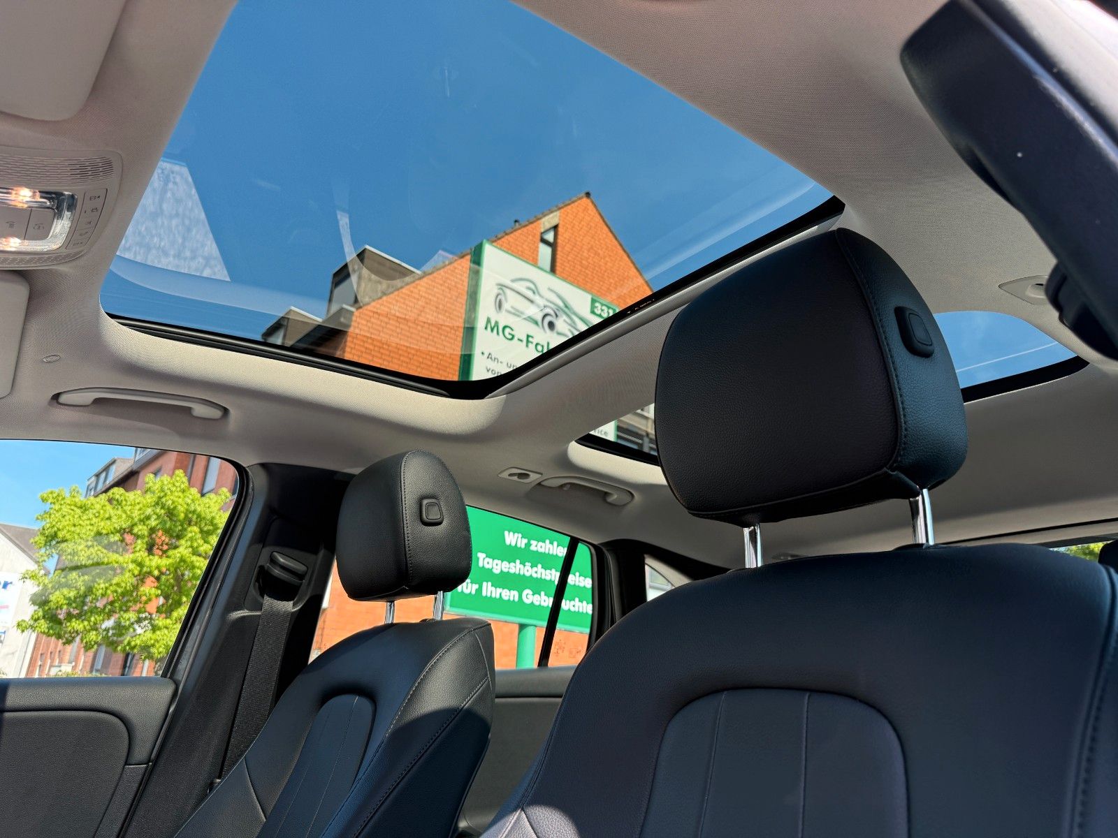 Fahrzeugabbildung Mercedes-Benz GLA 200 STYLE LEDER AUTOMATIK PANO KAMERA
