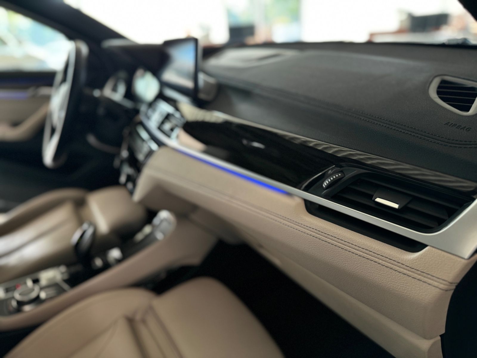Fahrzeugabbildung BMW X2 xD20d M Sport Panorama Kamera HUD DAB Komfort