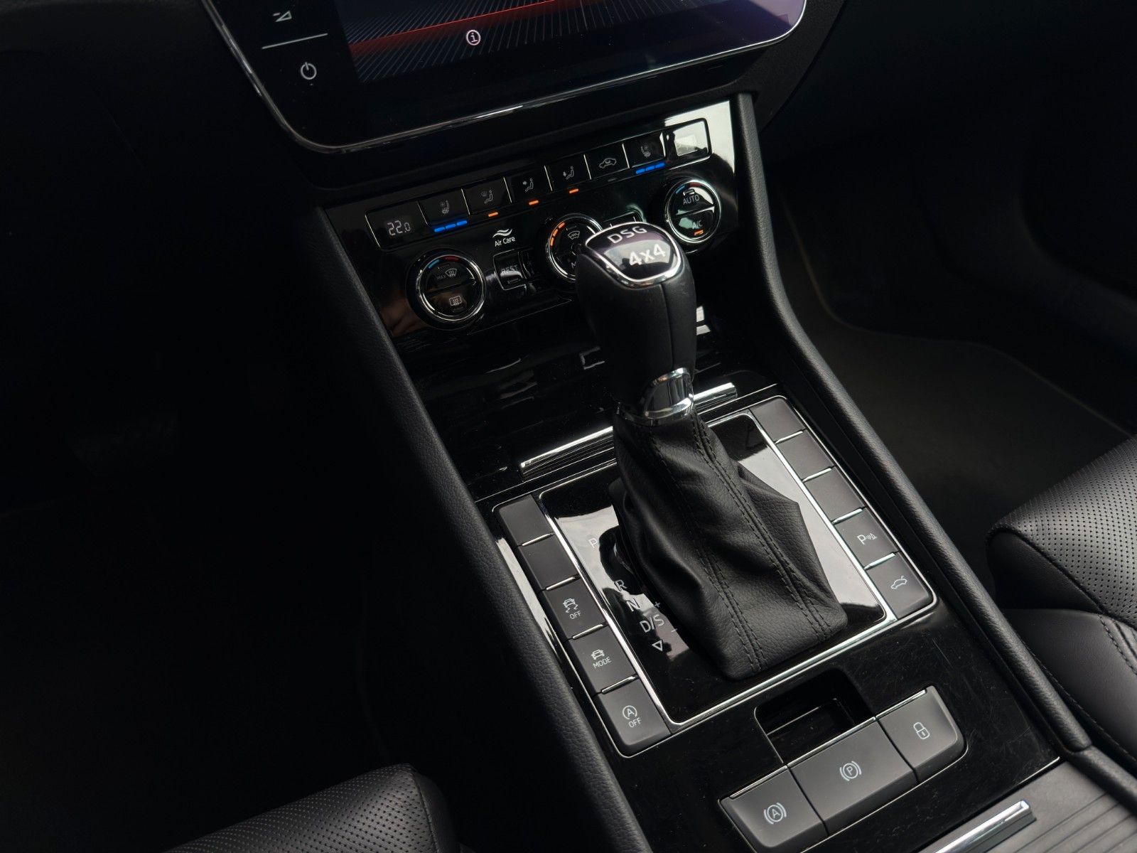 Fahrzeugabbildung SKODA Superb L&K 4x4*Pano*ACC*Kamera*Massage*Virt.Cock