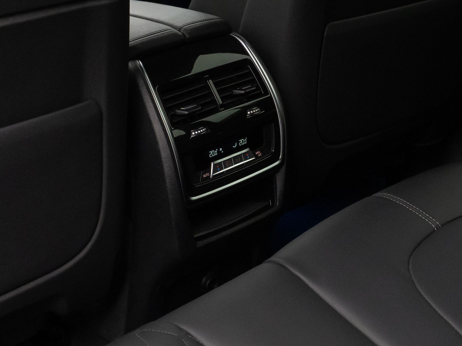 Fahrzeugabbildung BMW X5 xD45e M Sport 360°Laser HUD DAB H/K Komfort