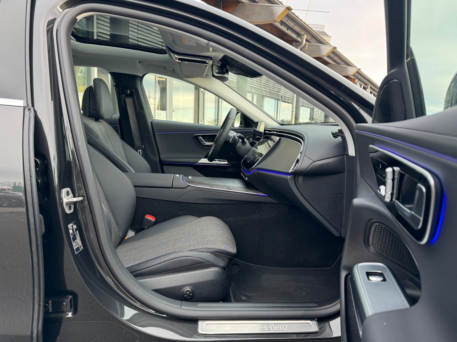 Fahrzeugabbildung Mercedes-Benz E 300de Avantgarde+Pano+AHK+DistrPro+Digital+360