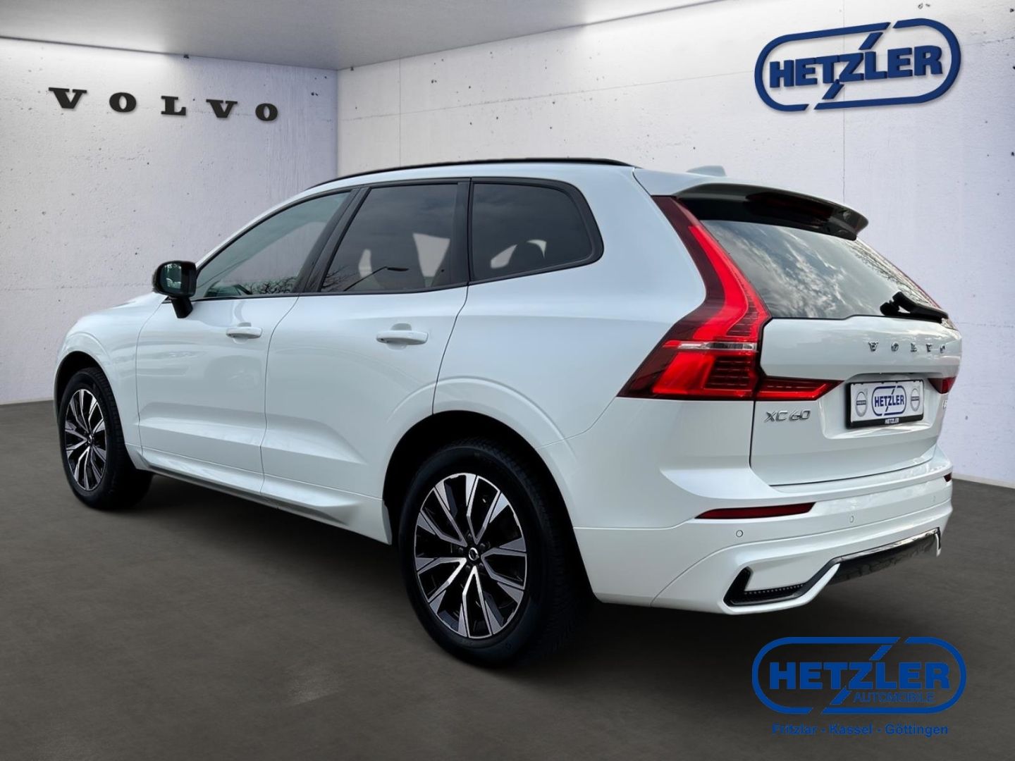 Volvo XC60 B4 Plus Dark AWD StandHZG AHK Digitales Coc foto 4