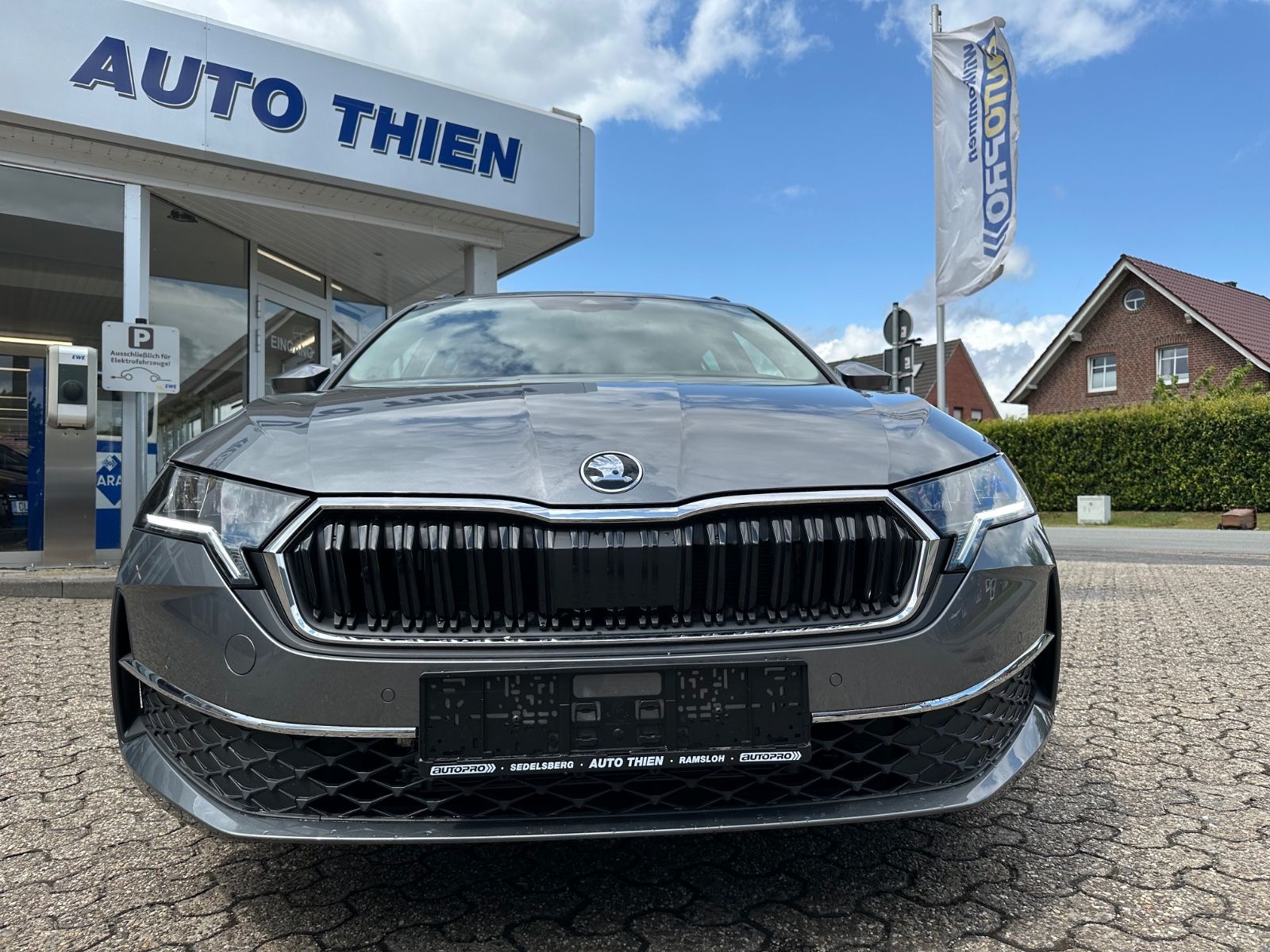 Fahrzeugabbildung SKODA Octavia Combi 1.5 TSI Selection DSG ACC/AHK/LED