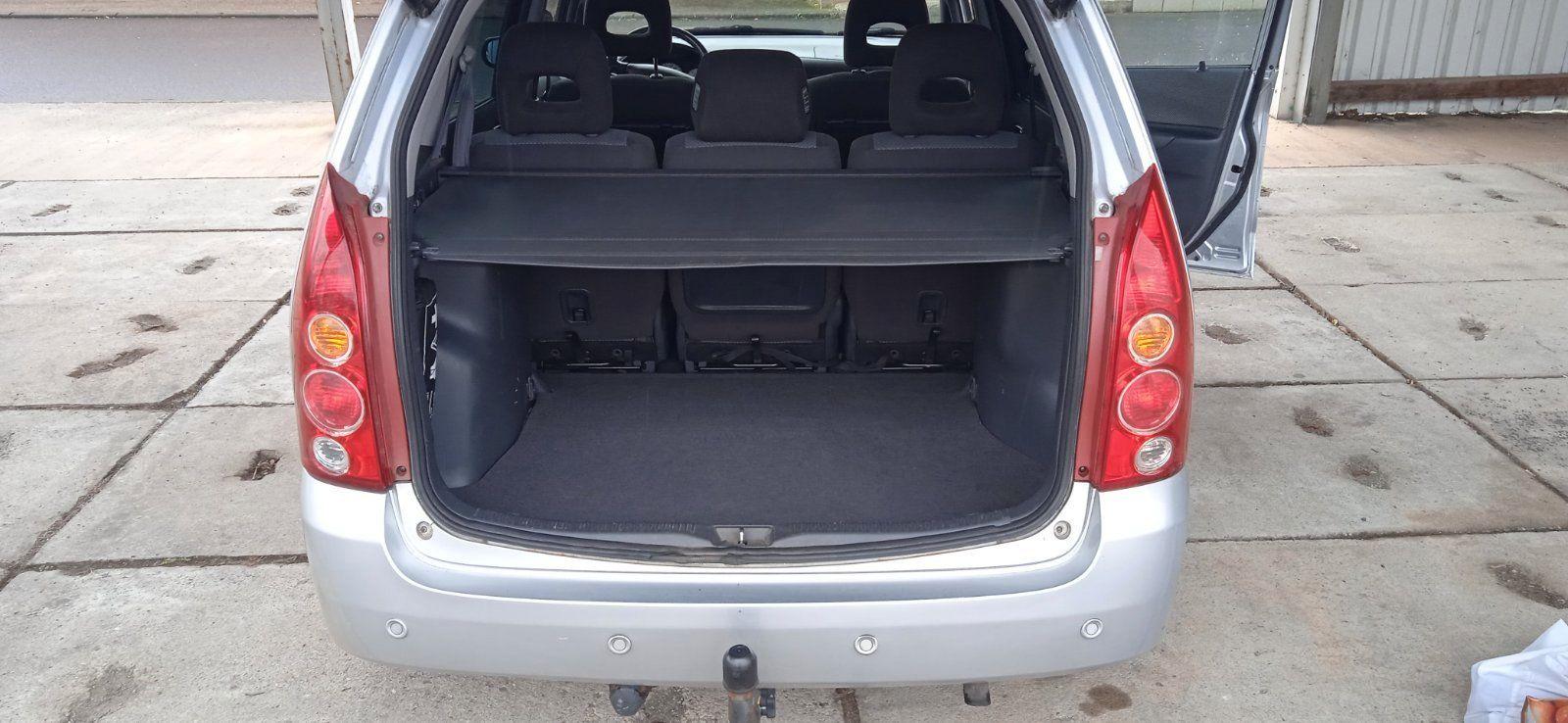 Mazda Premacy 2005 — салон