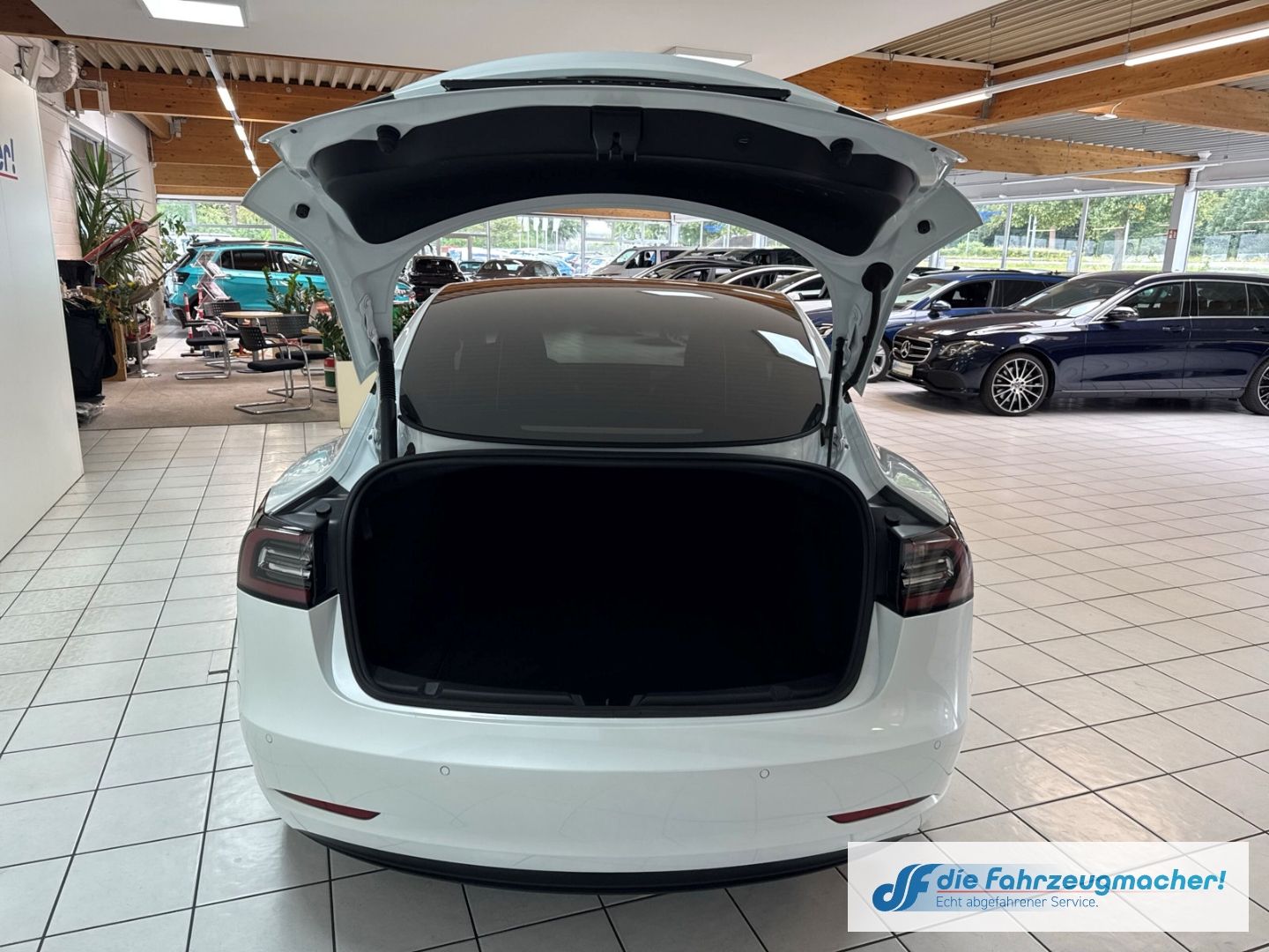 Fahrzeugabbildung Tesla Model 3 Basis RWD Soundsystem ACC El. Heckklappe