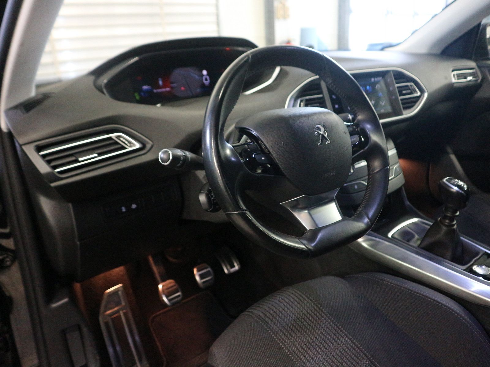 Fahrzeugabbildung Peugeot 308 SW Allure Pack ACC AHK Blis Nav Kam SHZ LED