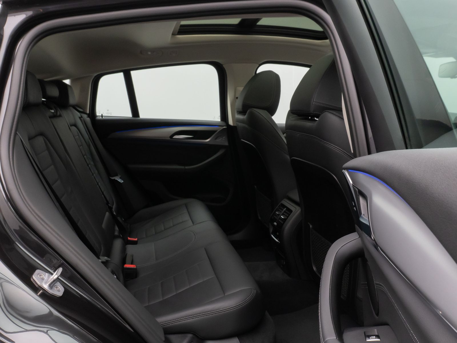 Fahrzeugabbildung BMW X4 xD30i xLine Panorama Kamera HUD HiFi DisplKey