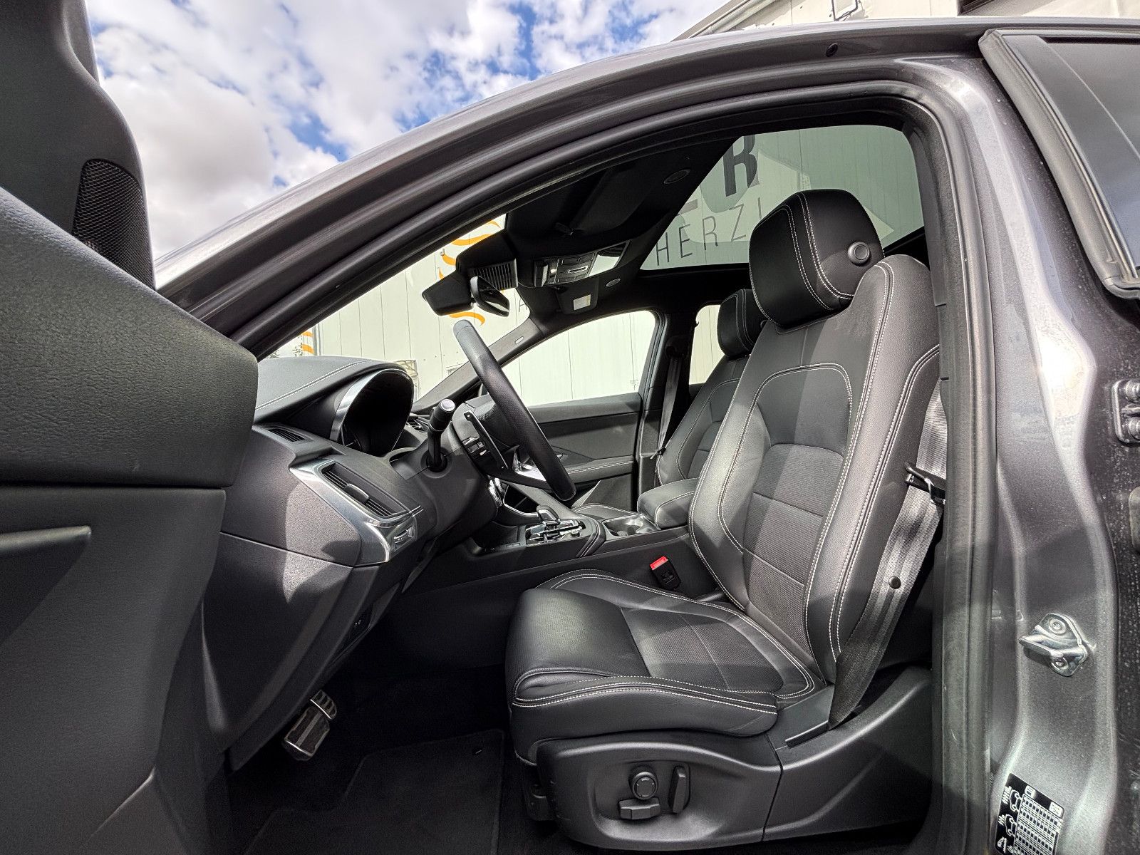 Fahrzeugabbildung Jaguar E-PACE R-Dynamic/AWD/PANORAMA/KAMERA/MERIDIAN