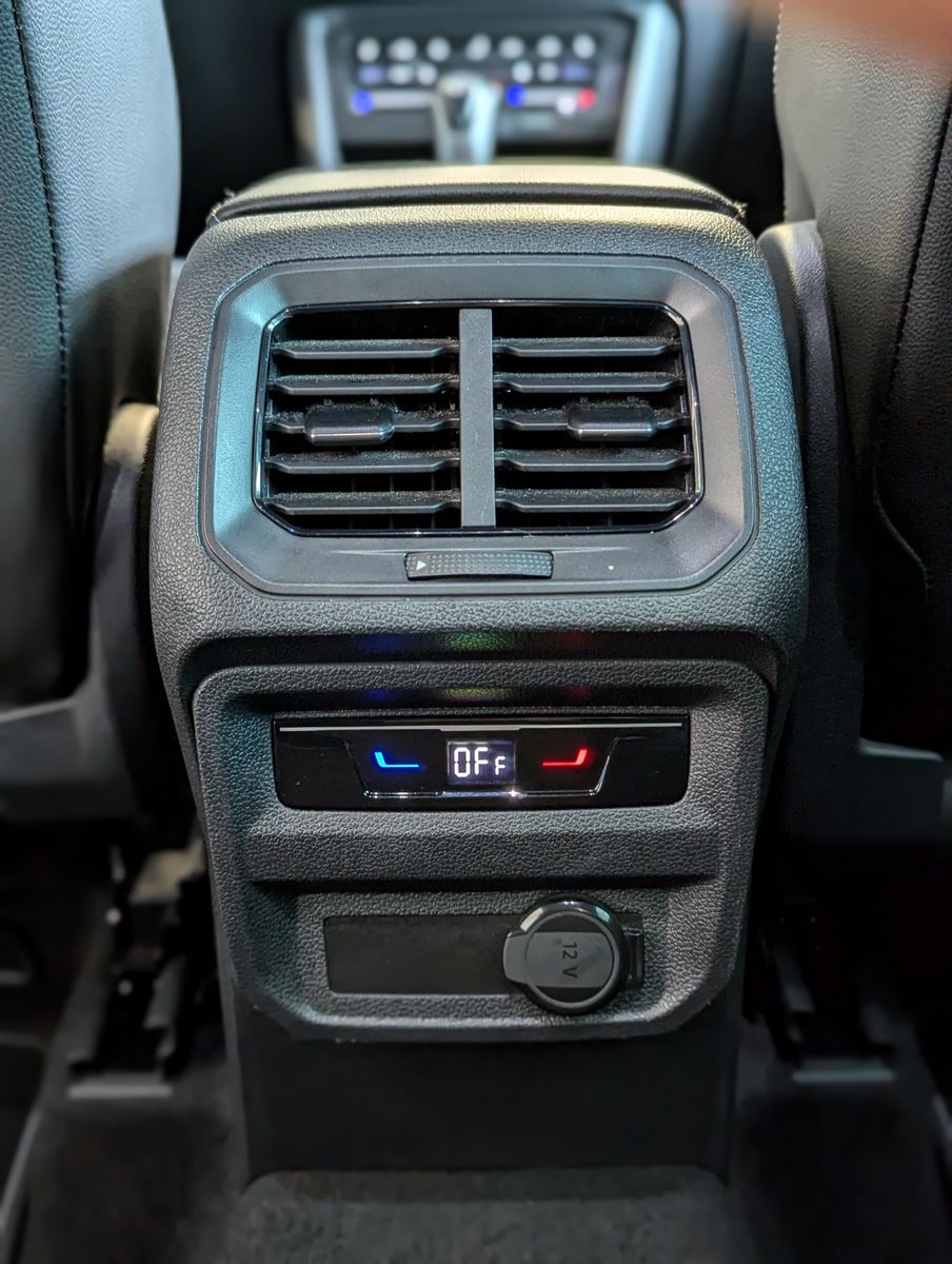 VW Tiguan R-Line eHybrid Matrix Kamera DCC ACC 20" - Image 22