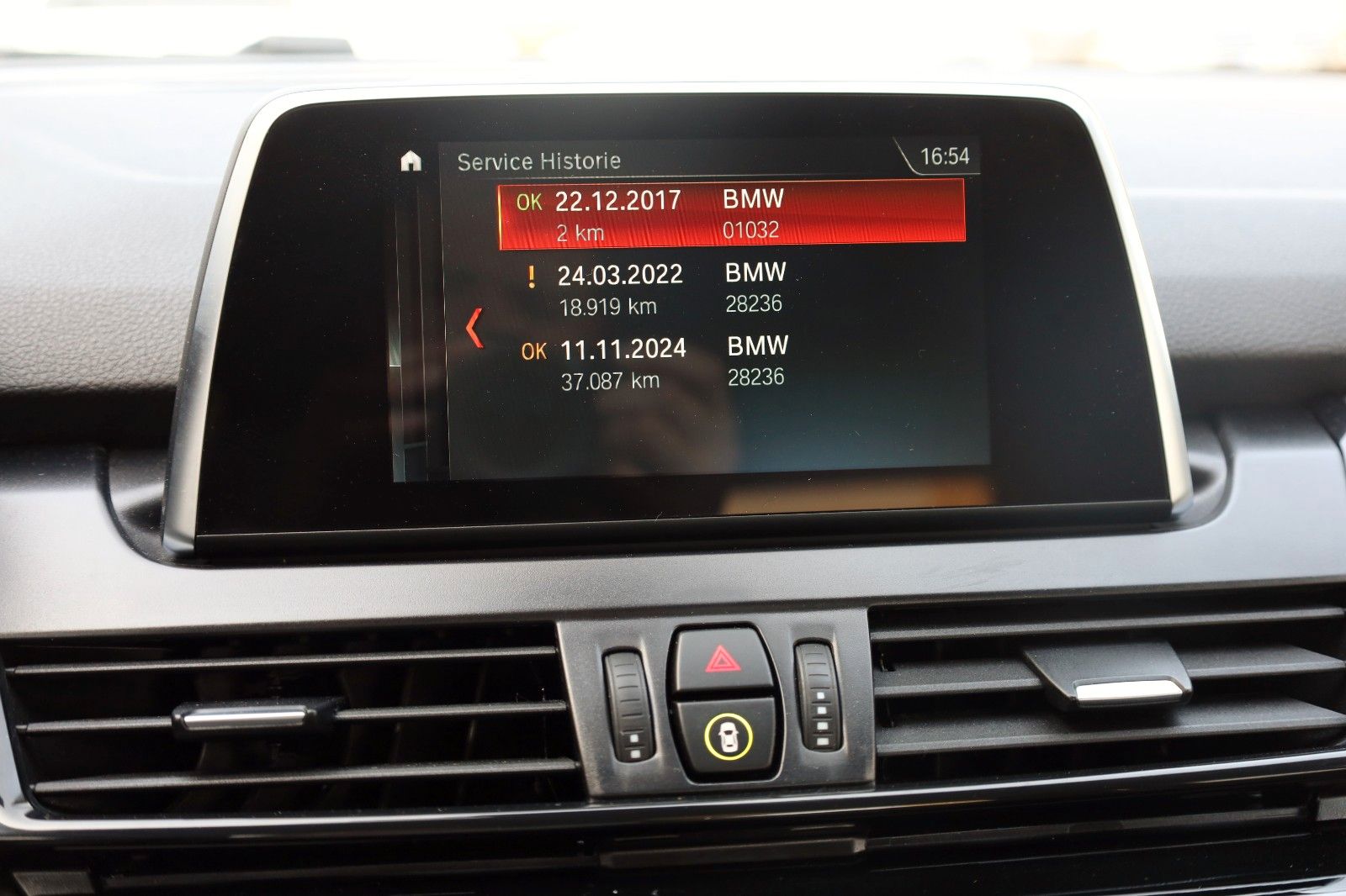 Fahrzeugabbildung BMW 218iA Advantage Active Tourer Navi,LED,SH,PDC