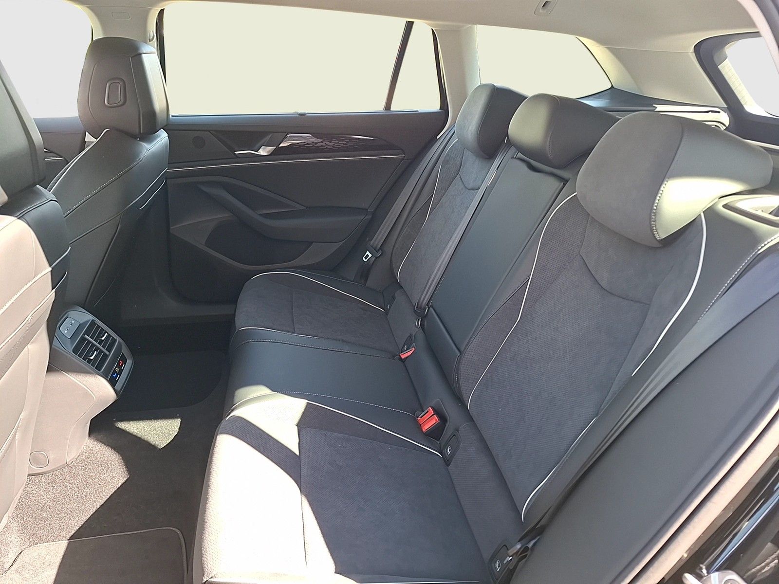 Fahrzeugabbildung Volkswagen Passat Variant TDI Elegance DSG Matrix AHK Navi