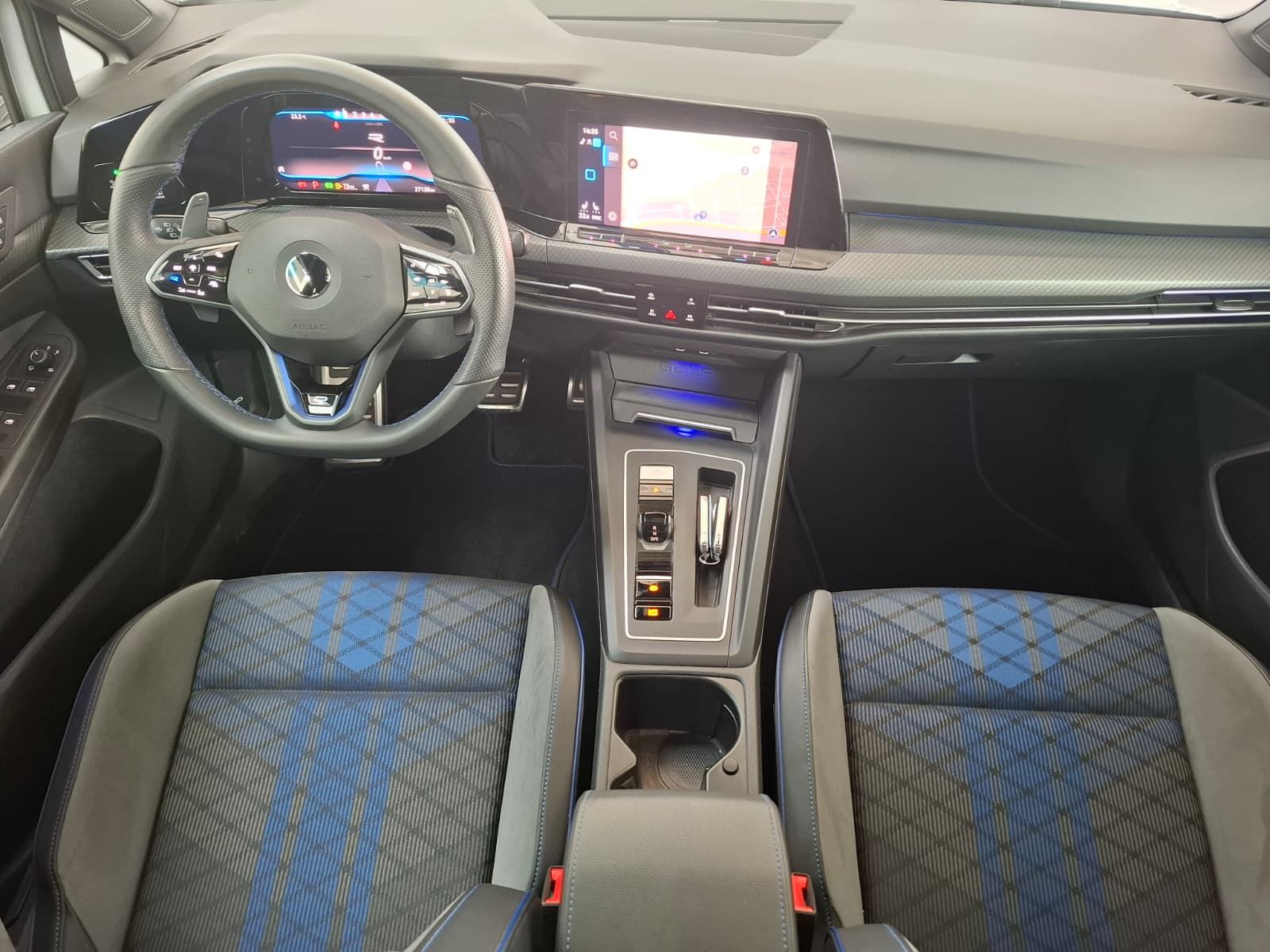Fahrzeugabbildung Volkswagen Golf VIII Lim. R 2,0 TSI DSG 4M + ACC + IQ.Light