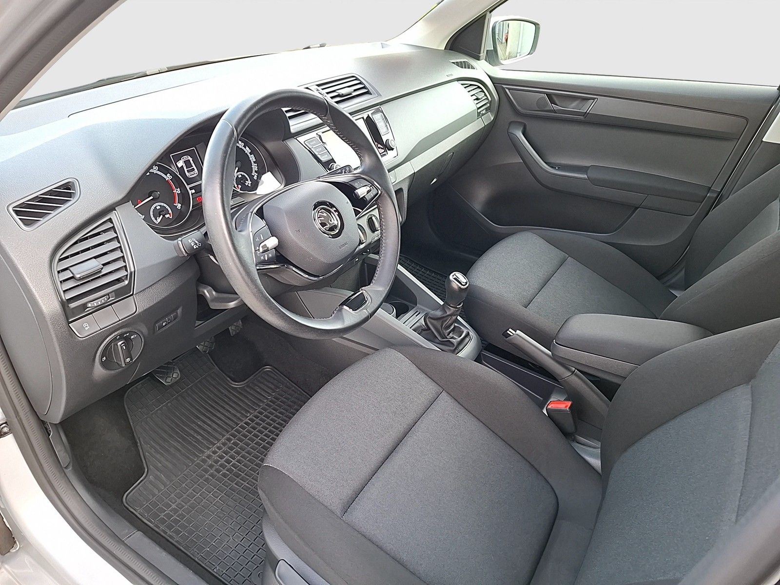 Fahrzeugabbildung SKODA Fabia 1.0 Cool-Plus Klima DAB PDC SH
