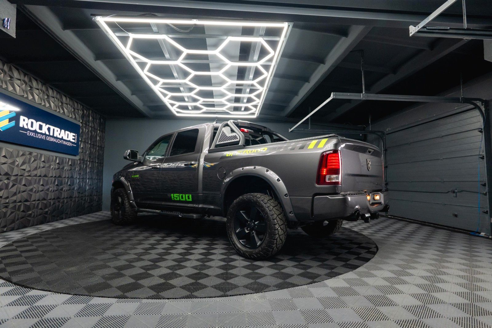 Fahrzeugabbildung Dodge RAM 5.7 V8 HEMI 4x4 OFFROAD Night-Paket LONGBED