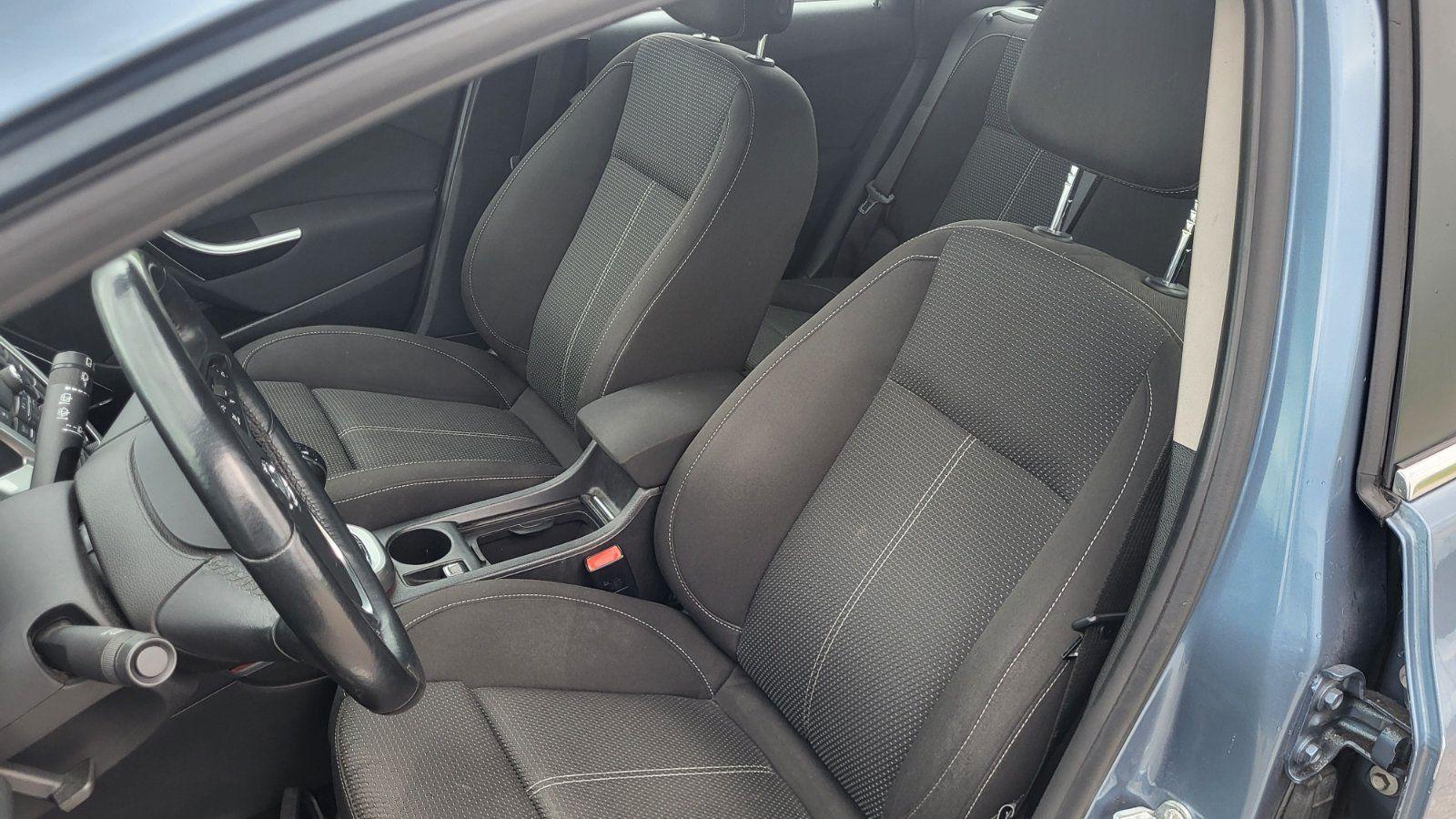 Opel Astra 2011 — photo 9