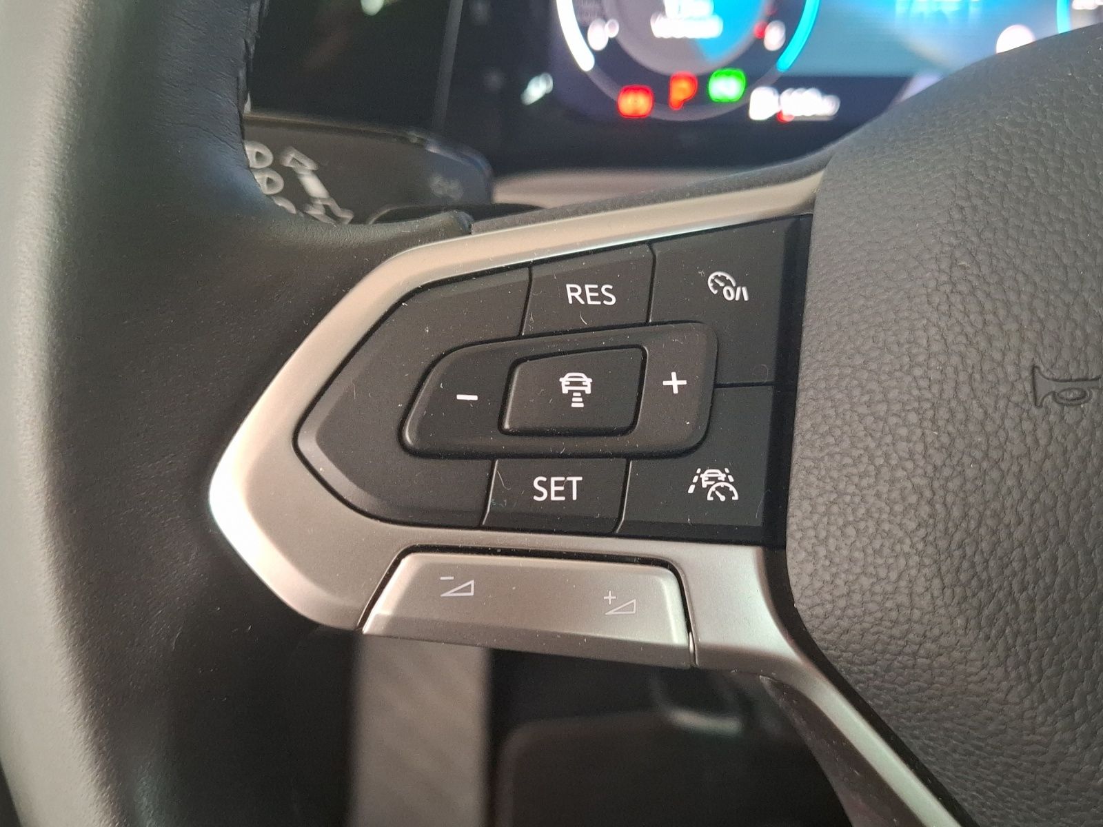 Fahrzeugabbildung Volkswagen Golf VIII Variant eTSI Life DSG LED+ Navi STHZ A