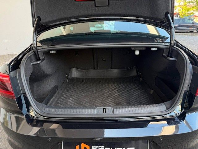 Fahrzeugabbildung Volkswagen Passat lim. Elegance 1.5l 150PS Navi/PDC/LED!