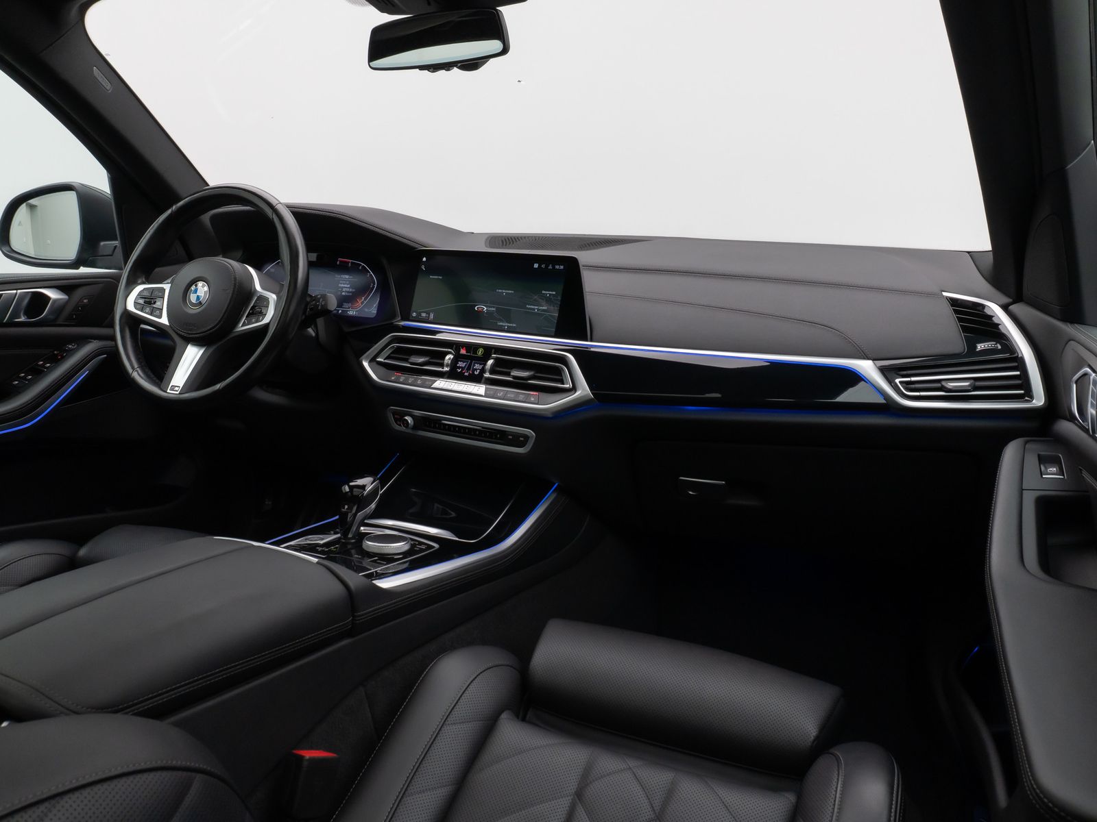 Fahrzeugabbildung BMW X5 xD40d M Sport Panorama 360° HUD DAB HiFi AHK
