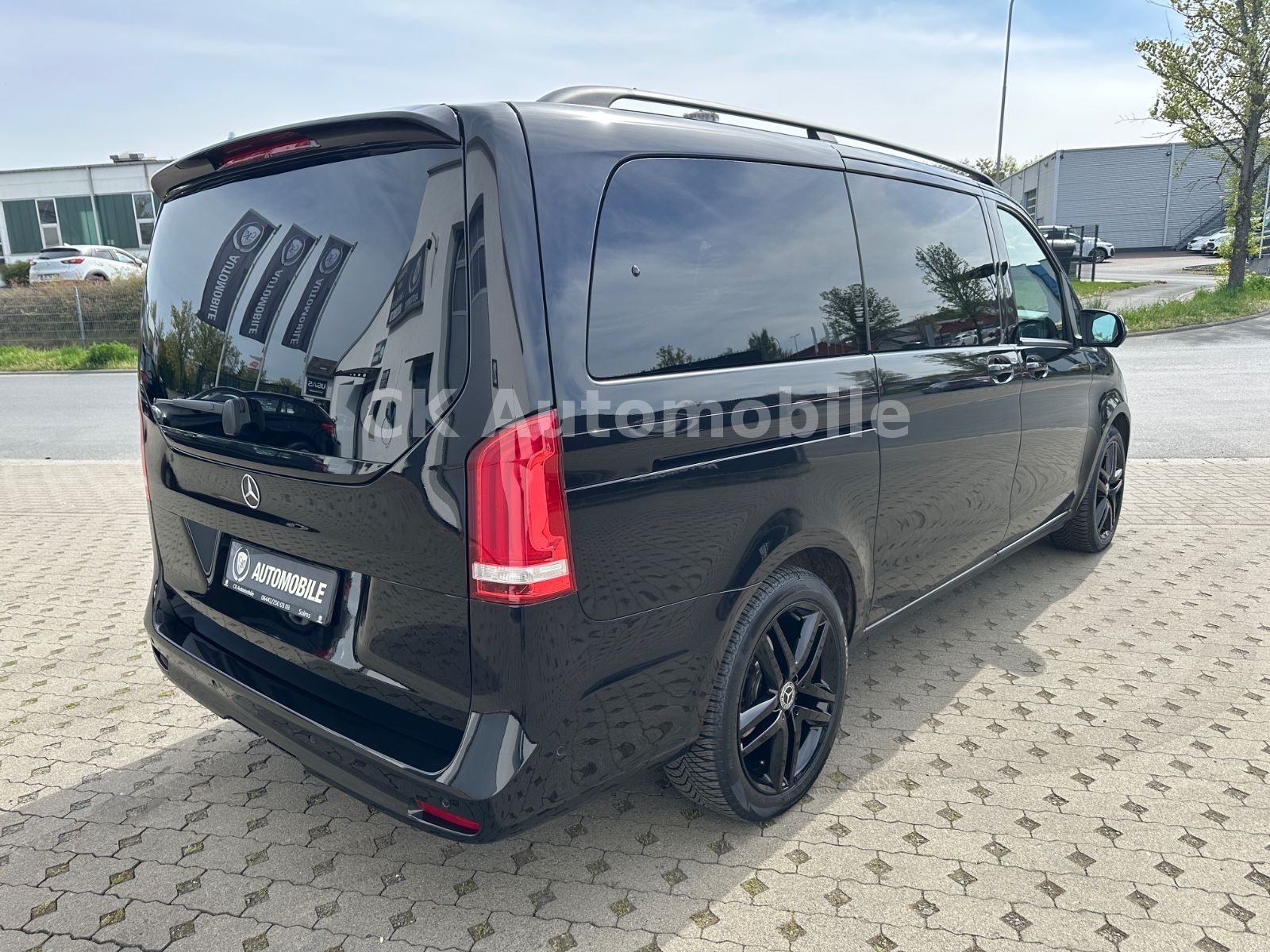 Fahrzeugabbildung Mercedes-Benz V300d EDITION 4Matic AMG-Line/7 Sitze/Pano/LED