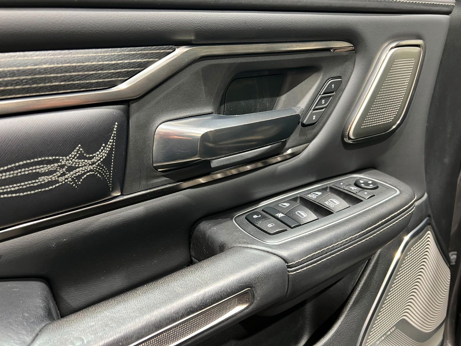 Fahrzeugabbildung Dodge RAM  1500 LIMITED NIGHT CREW CAB 4X4 *MFT*