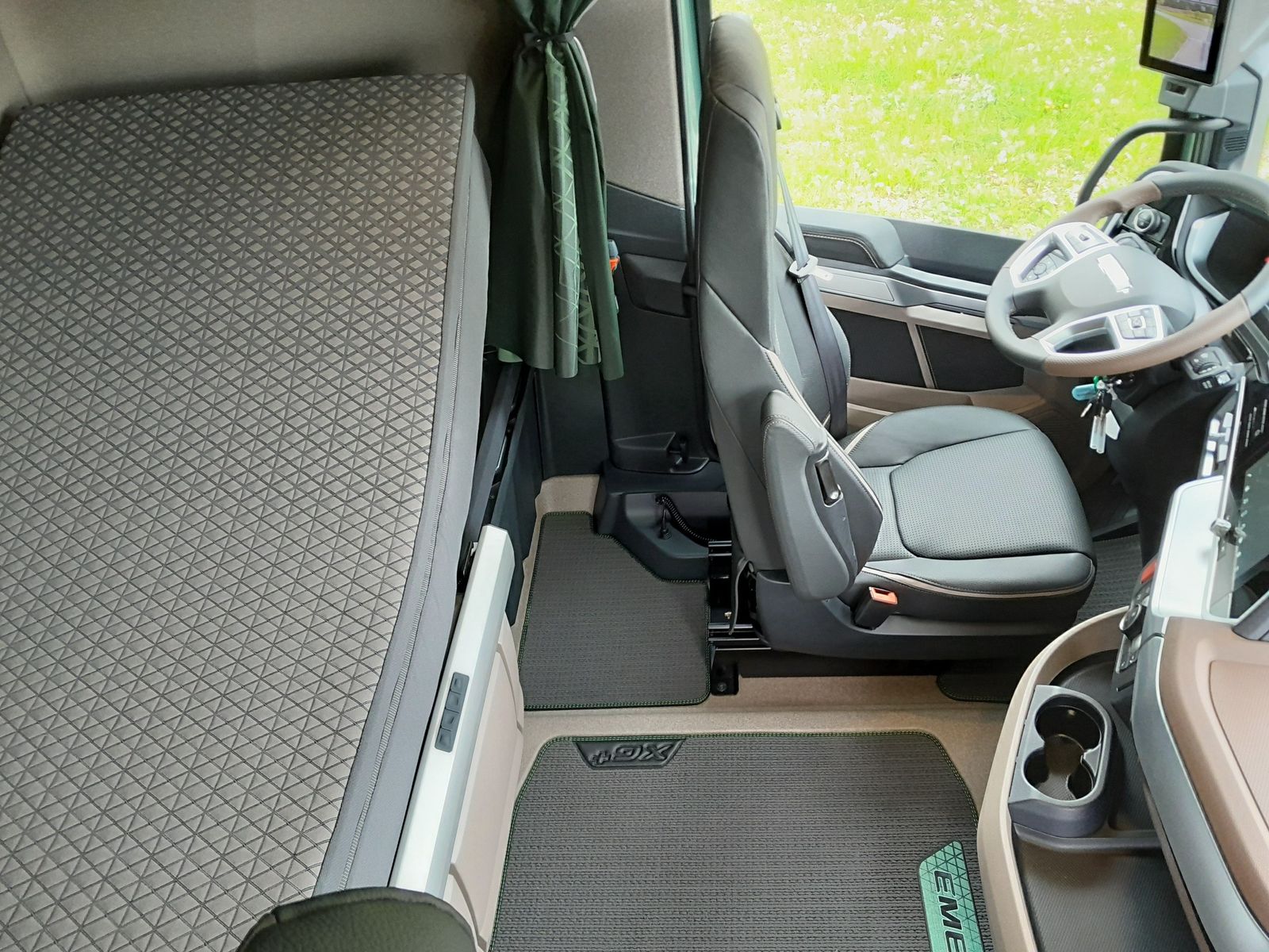 Fahrzeugabbildung DAF FT XG+ 530 EMERALD EDITION