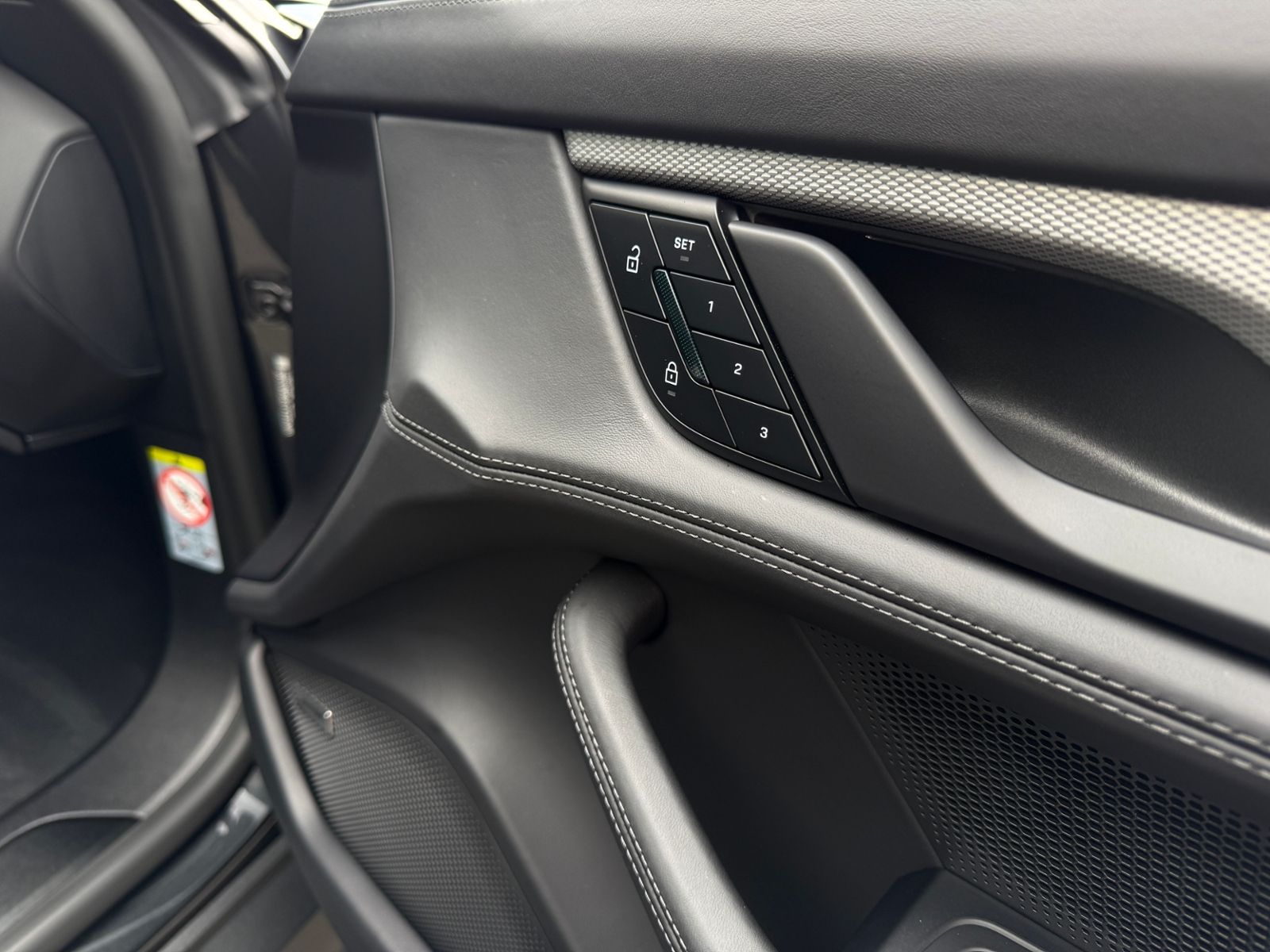 Fahrzeugabbildung Porsche Taycan Sport Turismo GTS PANO 360° CHRONO HUD