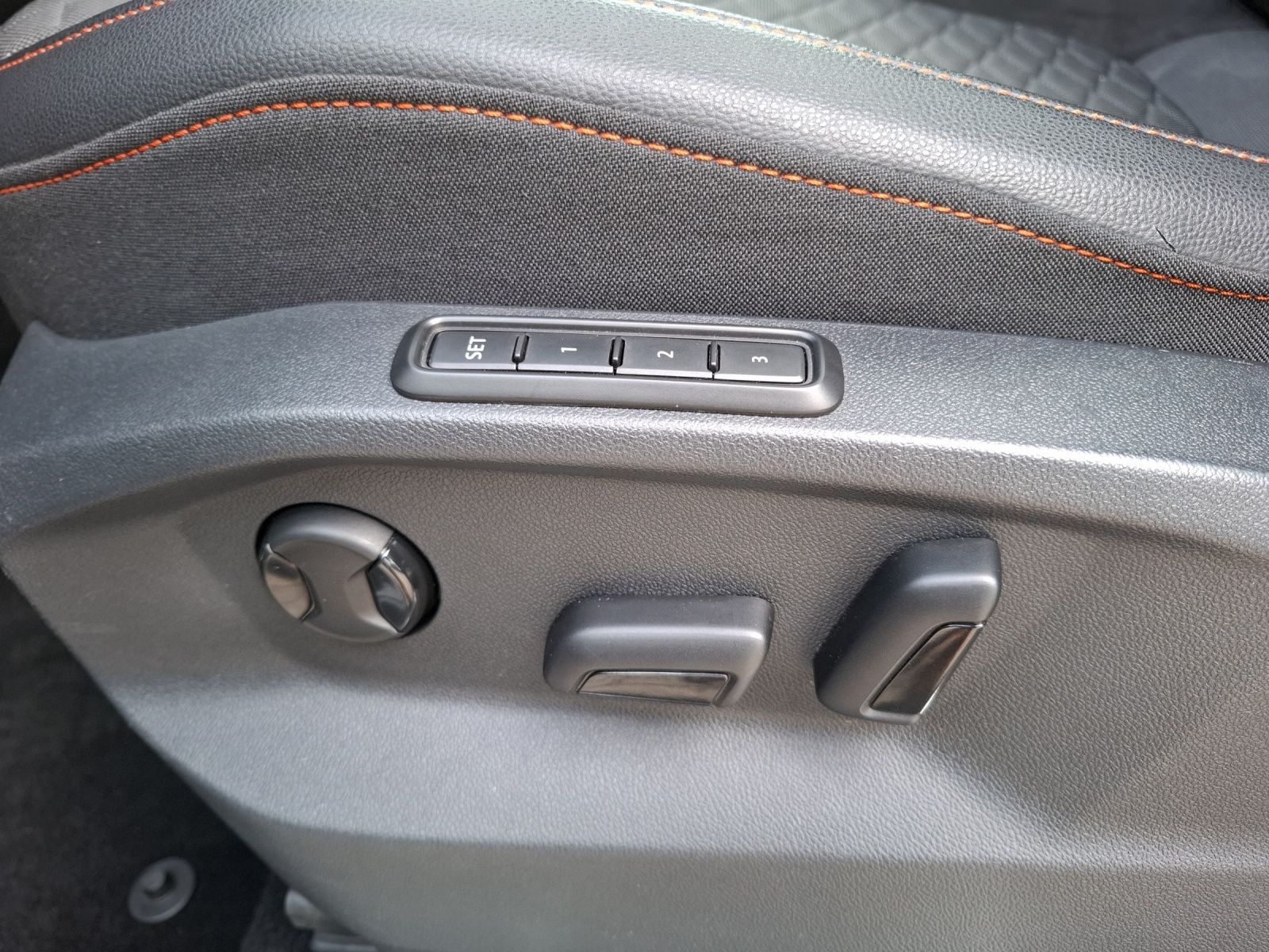 Fahrzeugabbildung SEAT Tarraco TSI FR DSG 4Drive LED AHK Navi Pano AID
