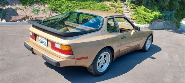 Porsche 944