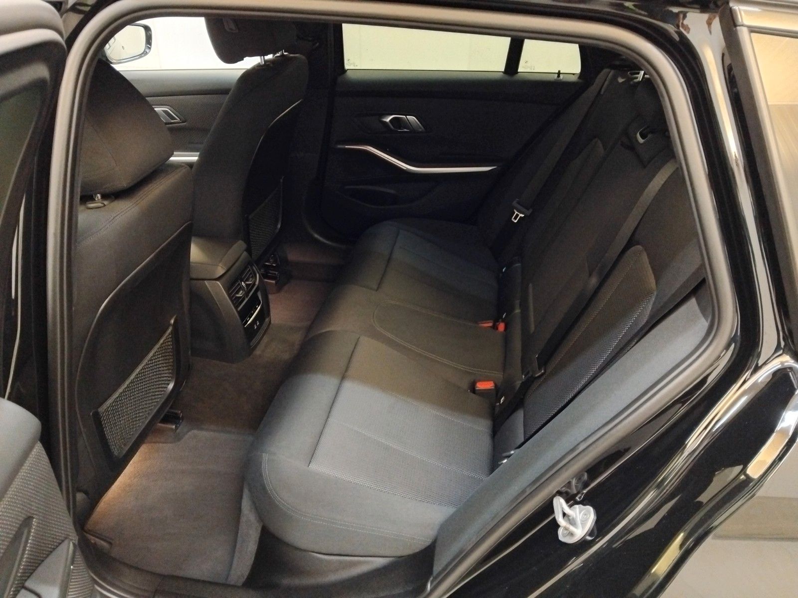BMW 318 (02/2023, Benzin)