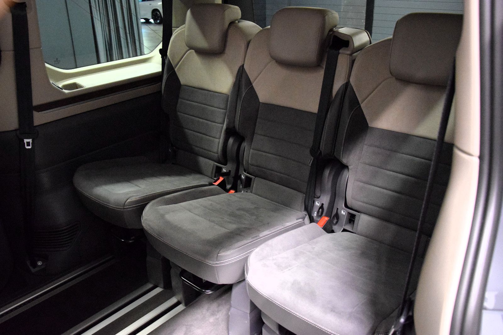 Fahrzeugabbildung Volkswagen T7 Multivan Style 7-Sitze Easy-Open Panorama ACC