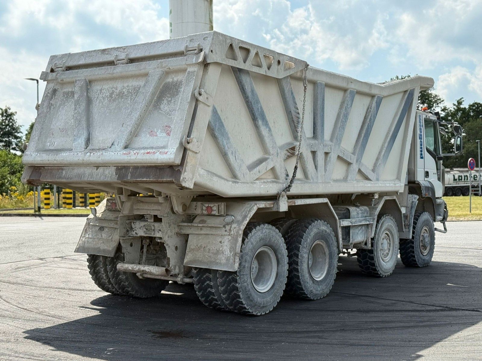 Fahrzeugabbildung Iveco Astra 8x8 Mulden Kipper HD9 86.54
