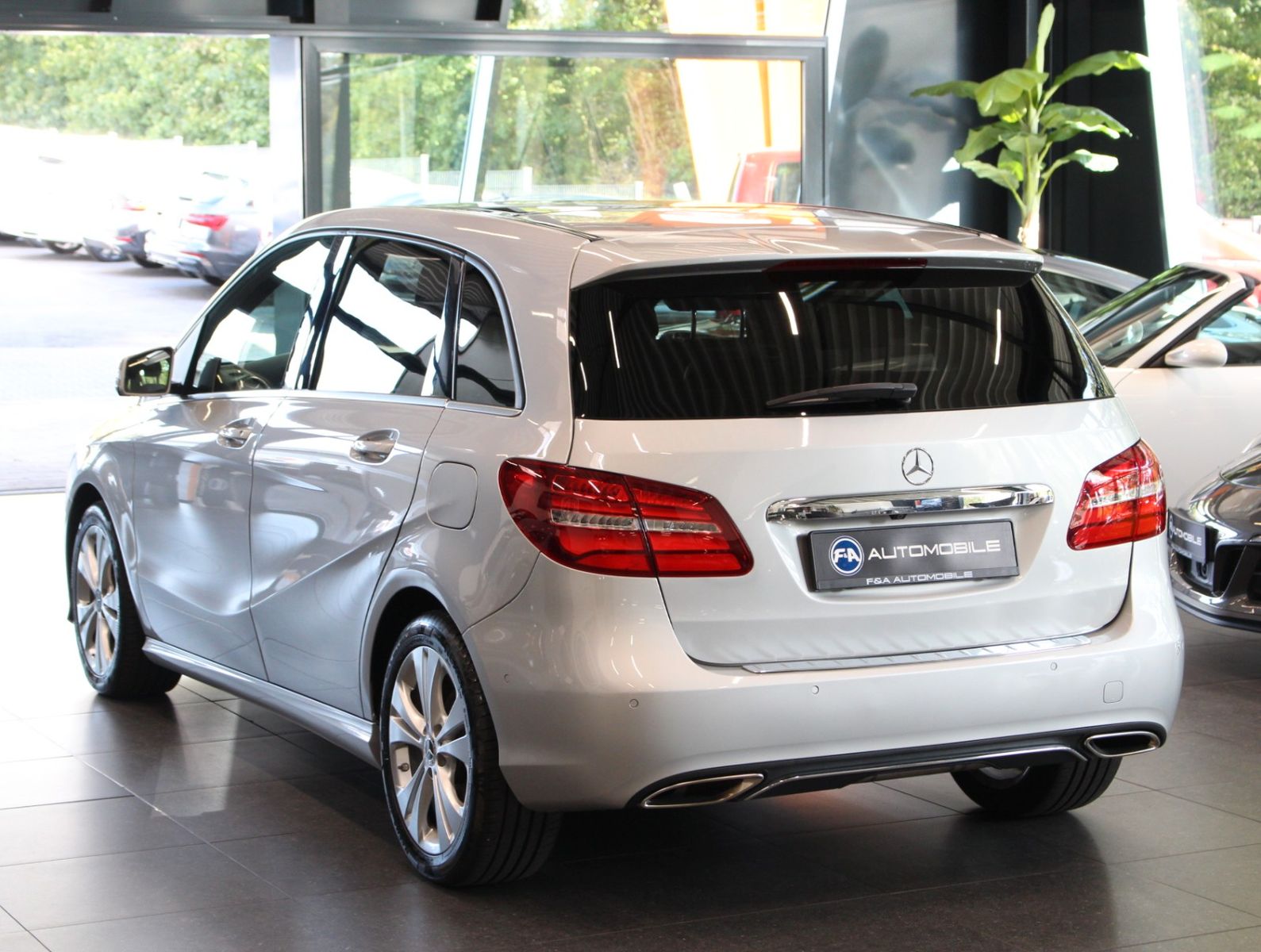 Fahrzeugabbildung Mercedes-Benz B 200 Urban Pano+Distronic+AHK schwenkb.+Sitzhzg