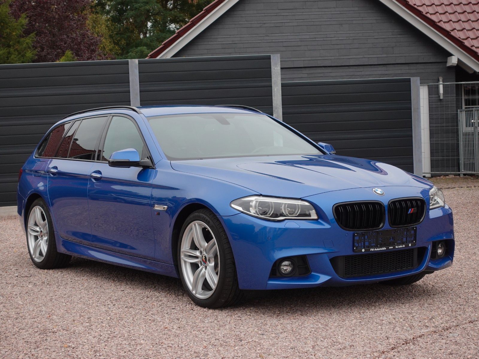 Fahrzeugabbildung BMW 530d xDrive Touring A M Sportpaket Navi/LED/19"/
