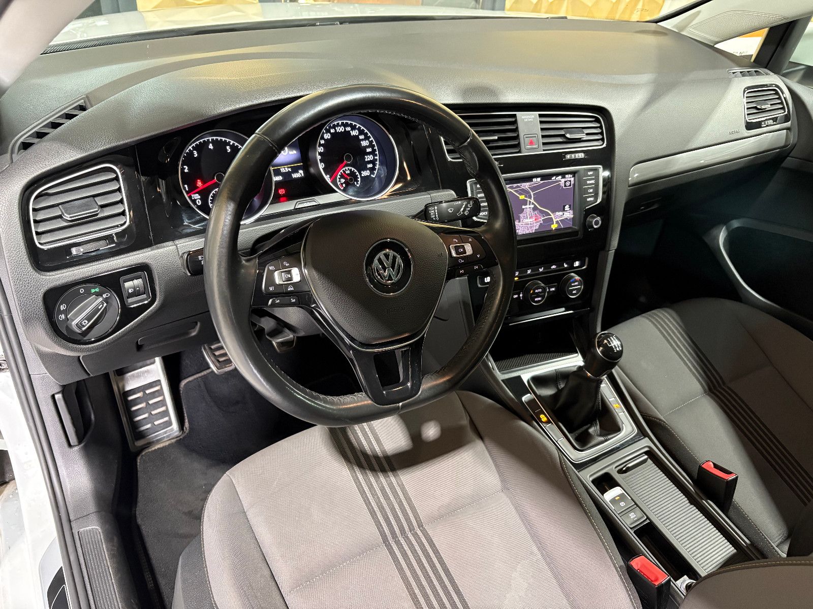 Fahrzeugabbildung Volkswagen Golf VII Lim. Allstar BMT/NAVI/PDC/SHZ/KLIMA/